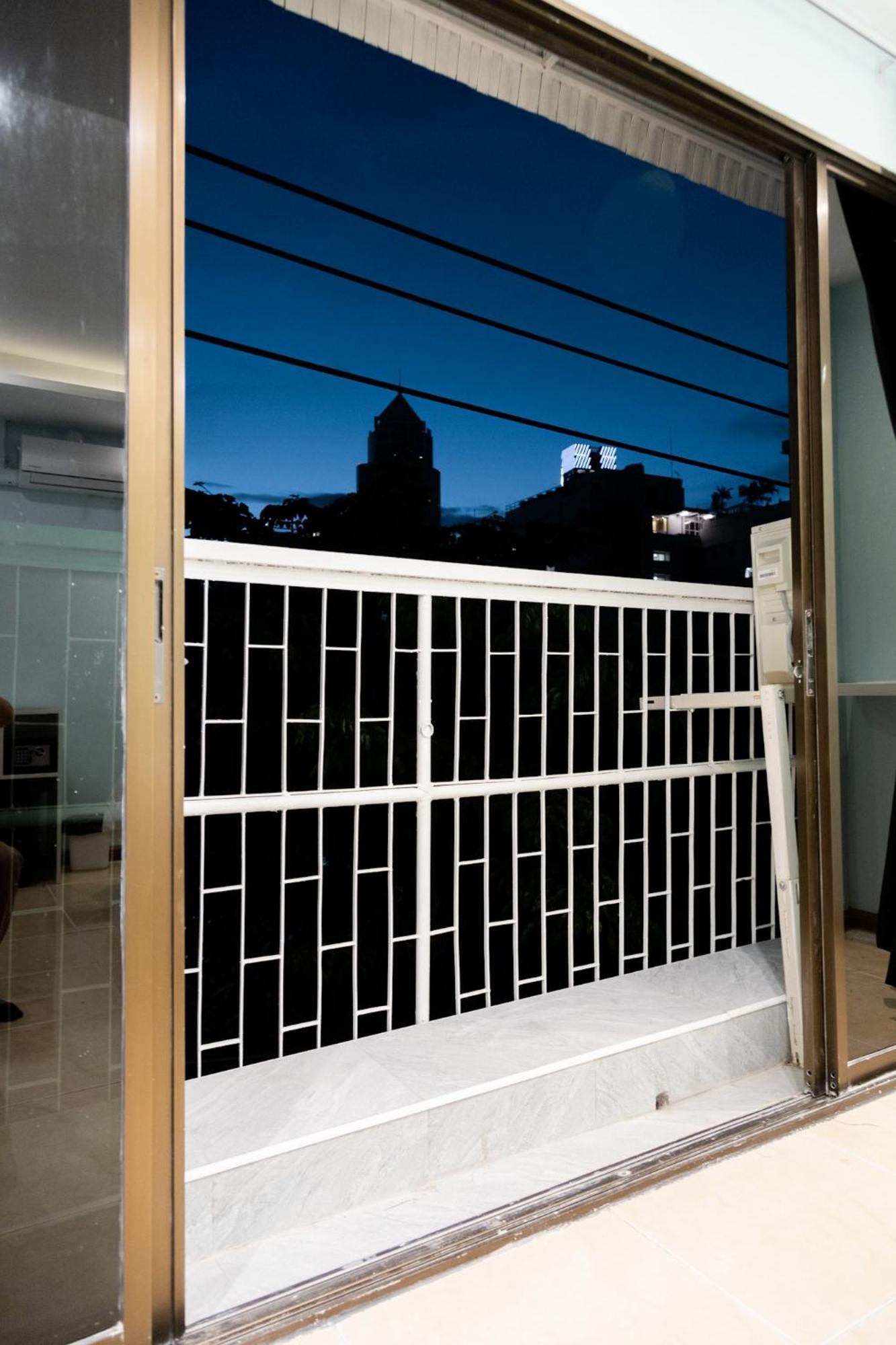 Cozy Stay Inn Bangkok Exterior photo